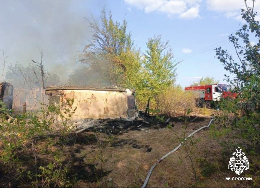 Сгорело более 30 строений: в воронежском селе Журавка ликвидировали крупный пожар