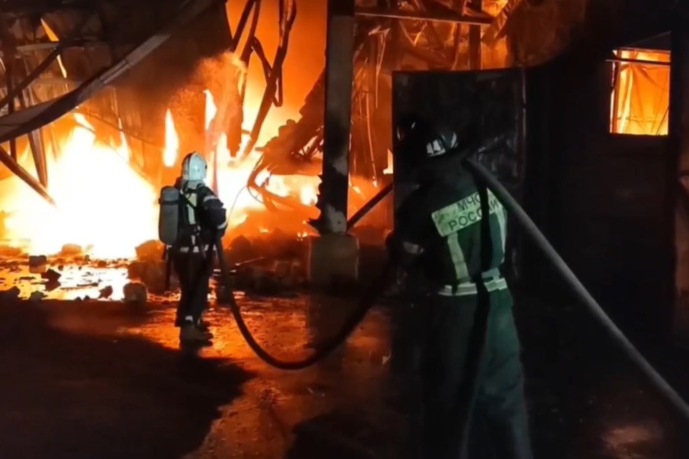 Склад с пластиковой тарой загорелся под Воронежем