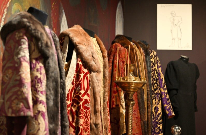 В художественном музее Крамского открылись выставки о религии и власти 