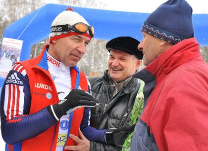 Павел Брязгунов (слева) принимает поздравления. 