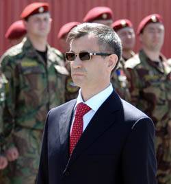  Рашид Нургалиев у воронежских омоновцев. Фото Константина Толоконникова. «Коммуна», № 91 (25522), 25.06.10г.