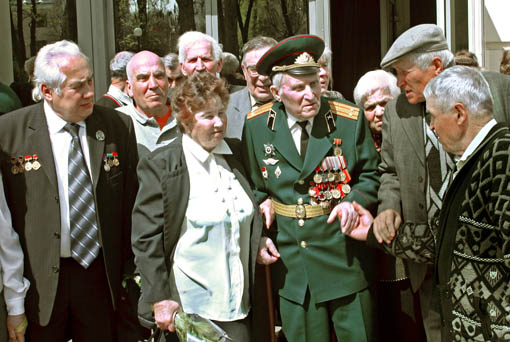 Встреча бывших воспитанников военной поры Воробьёвского детского дома состоялась в субботу, 24 апреля, в воронежском кинотеатре «Спартак». Фото Михаила Вязового. «Коммуна», № 61 (25492), 27.04.10г.