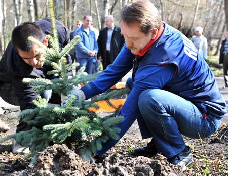 24 апреля в Воронеже состоялся общегородской субботник. В благоустройстве парка «Динамо» принял участие губернатор. Алексей Гордеев посадил три голубых ели возле памятного монумента в честь павших в Великой Отечественной войне, который находится в центре парка, а также четыре обычных зеленых елочки и несколько берез вдоль главной аллеи.