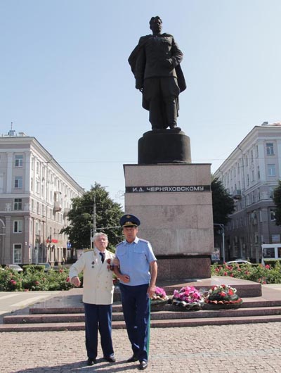 памятник Черняховскому