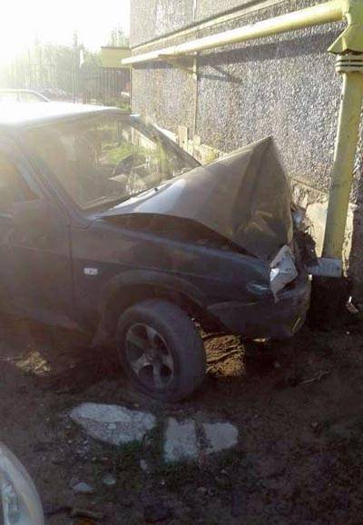 «На ул. Заполярная в Придонском 99 влетела в газовую трубу обогнув все рядом припаркованные машины». Анонимное фото из группы Аварии | ДТП | Воронежа соцсети «ВКонтакте».