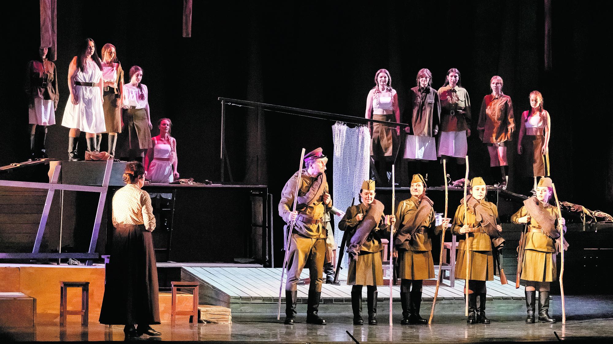 В Воронеже впервые поставили военную оперу «Зори здесь тихие»