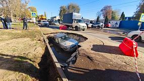Под автомобилем провалился асфальт в Воронеже